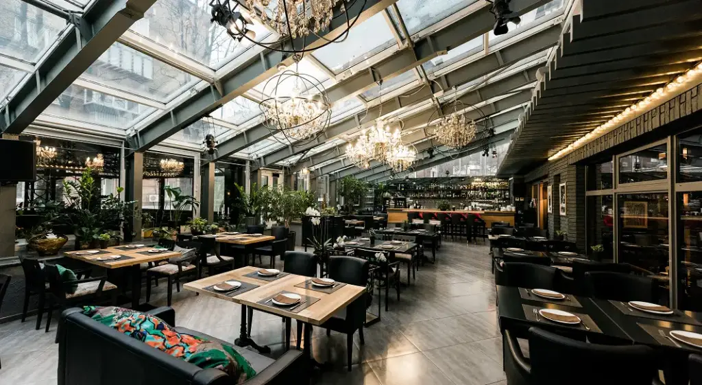 Elegáns étterem és társasági klub belső tere, amely étkezésre, kapcsolatépítésre és különleges rendezvények megrendezésére lett kialakítva.